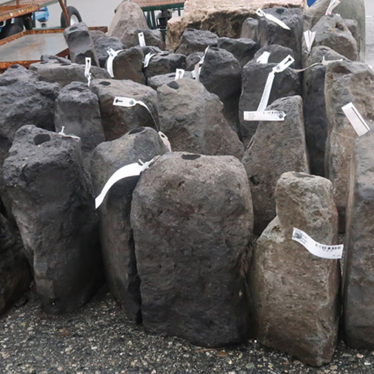 Fountain Basalt Gurgler Small 100-200 lbs | SiteOne CA