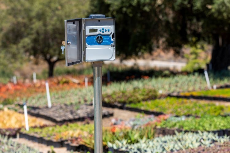 Controladores de riego alimentados por batería y energía solar