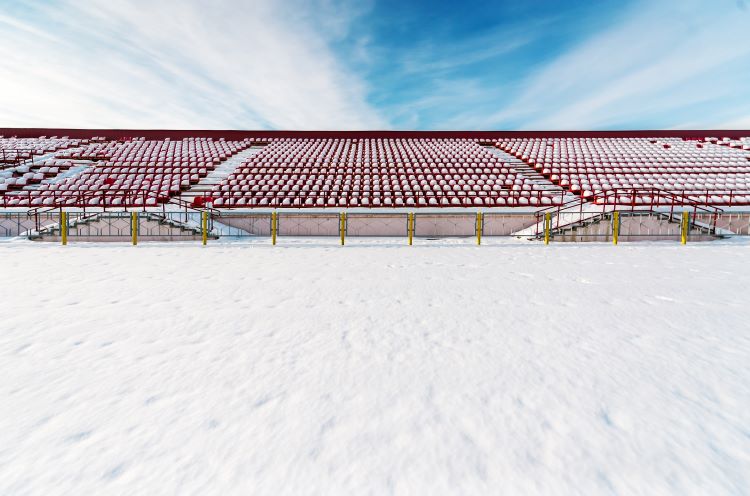 Cómo Remover la Nieve de los Campos de Césped Sintético 